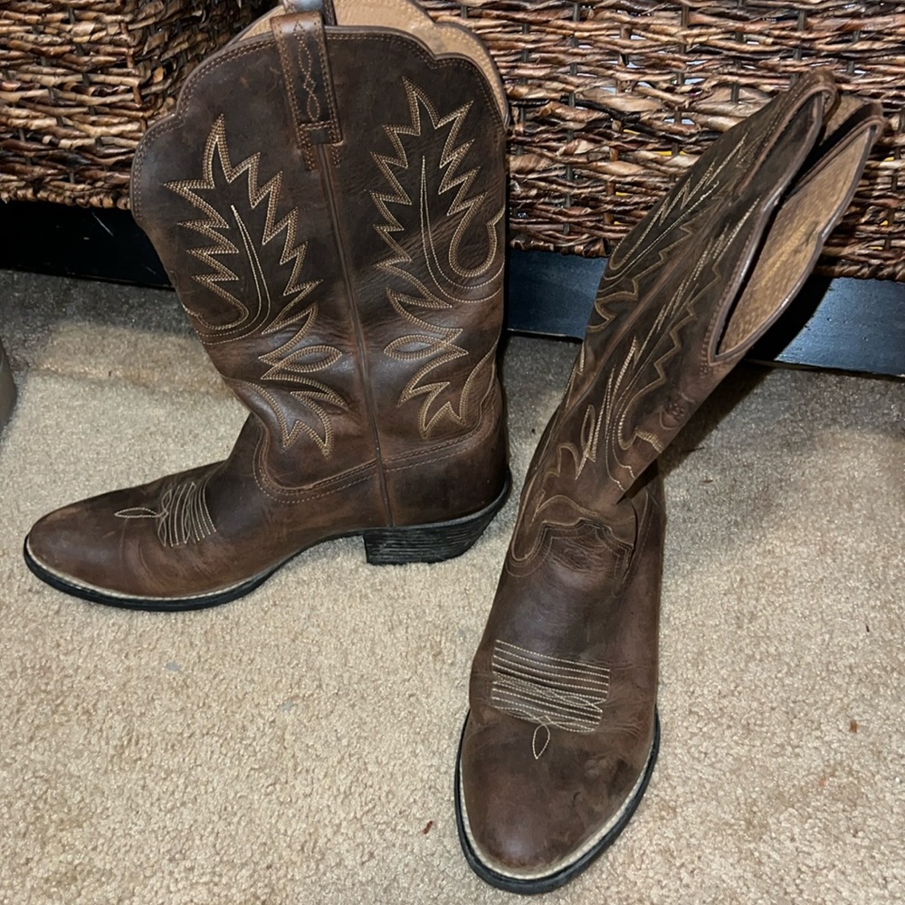 Women’s Ariat cowboy boots